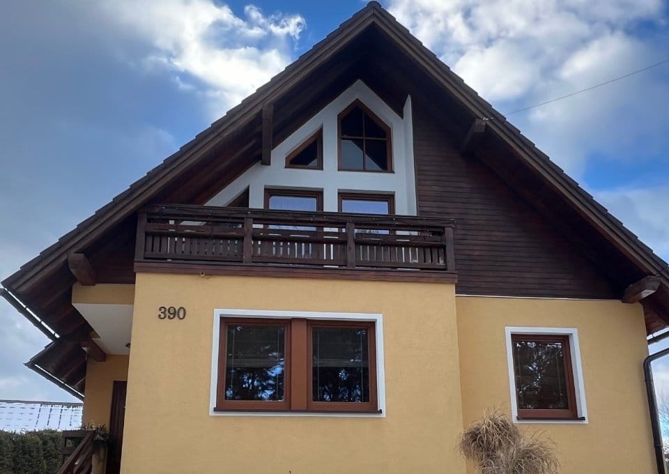 Rodinný dom so zrenovovanými drevenými oknami